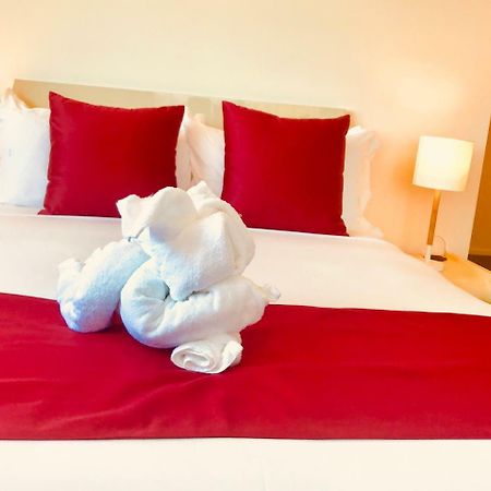 Bealey Plaza Motel Christchurch Exterior foto A bed with a red bed runner