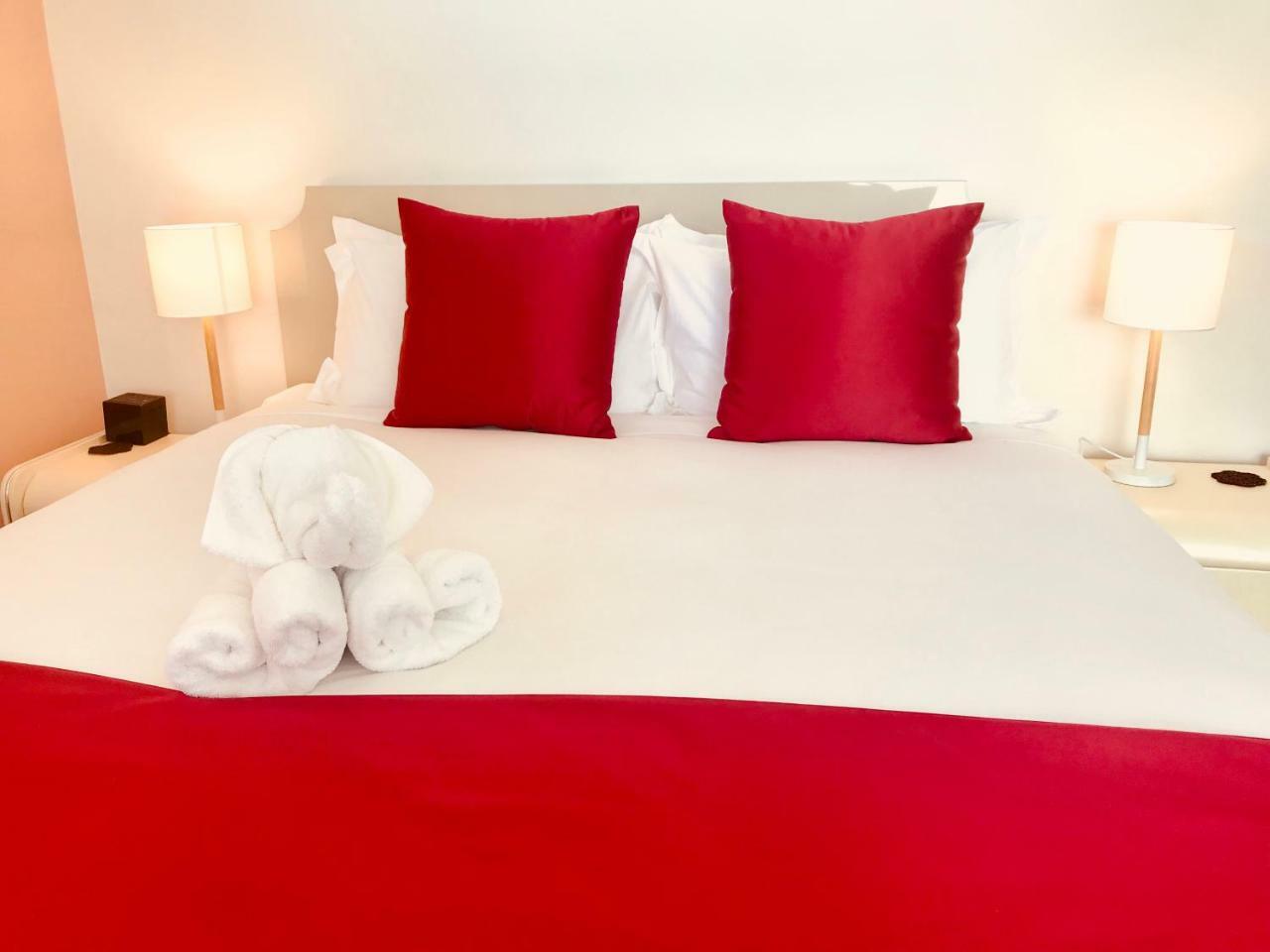 Bealey Plaza Motel Christchurch Exterior foto A bed with a red bed runner