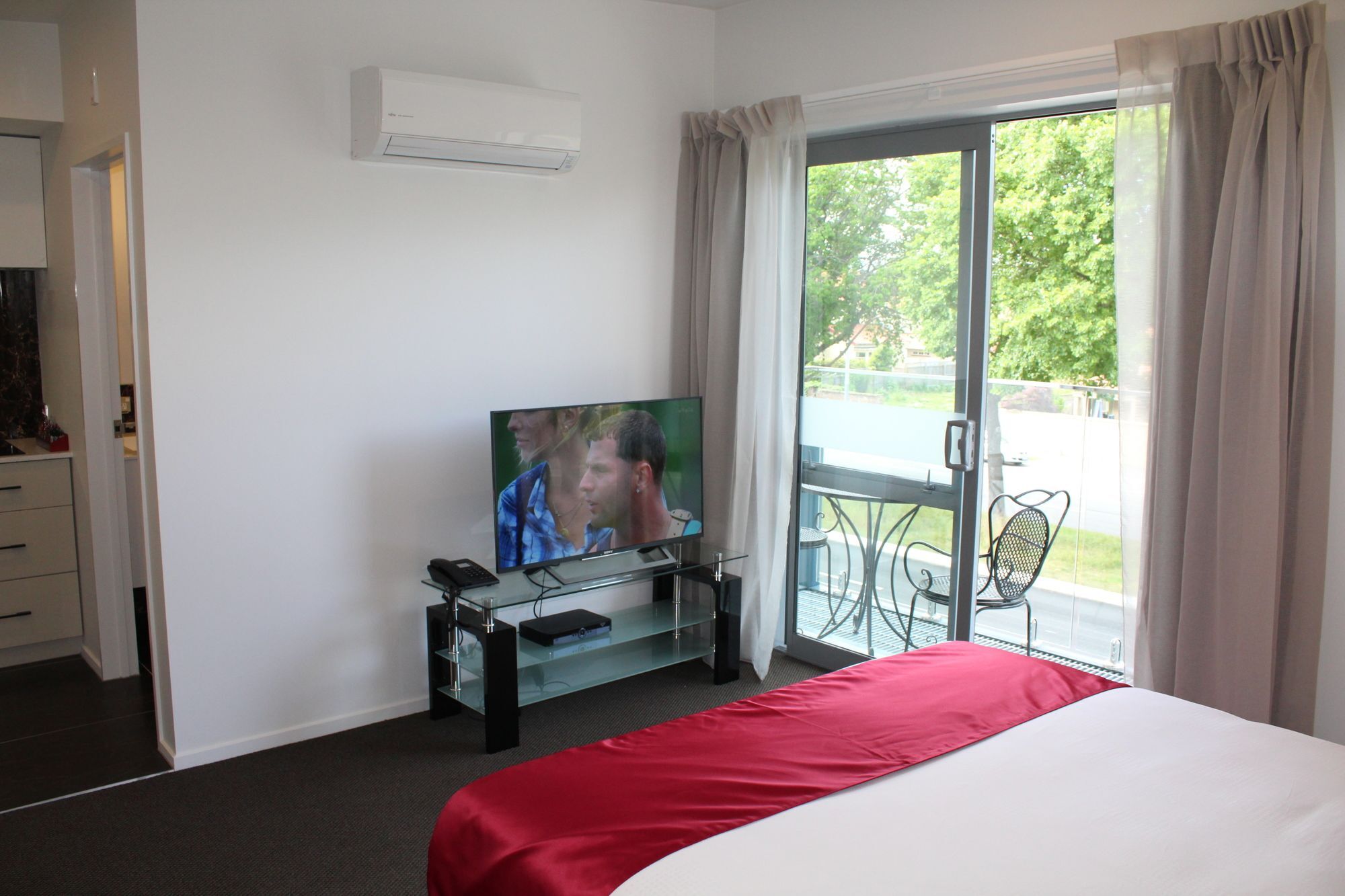 Bealey Plaza Motel Christchurch Exterior foto A television in a hotel room