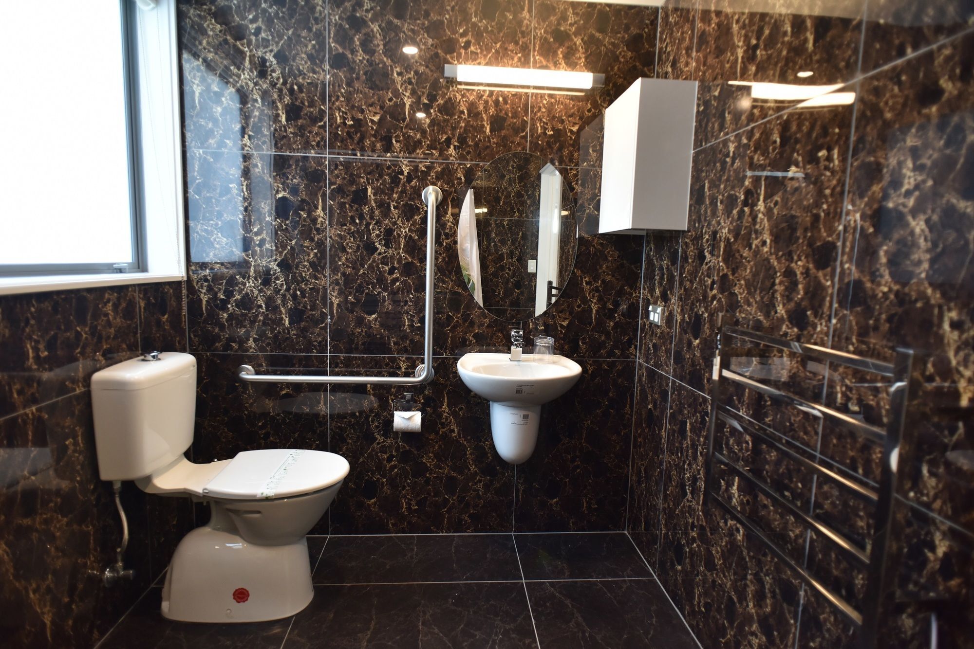 Bealey Plaza Motel Christchurch Exterior foto A disabled toilet with a disabled refuge alarm