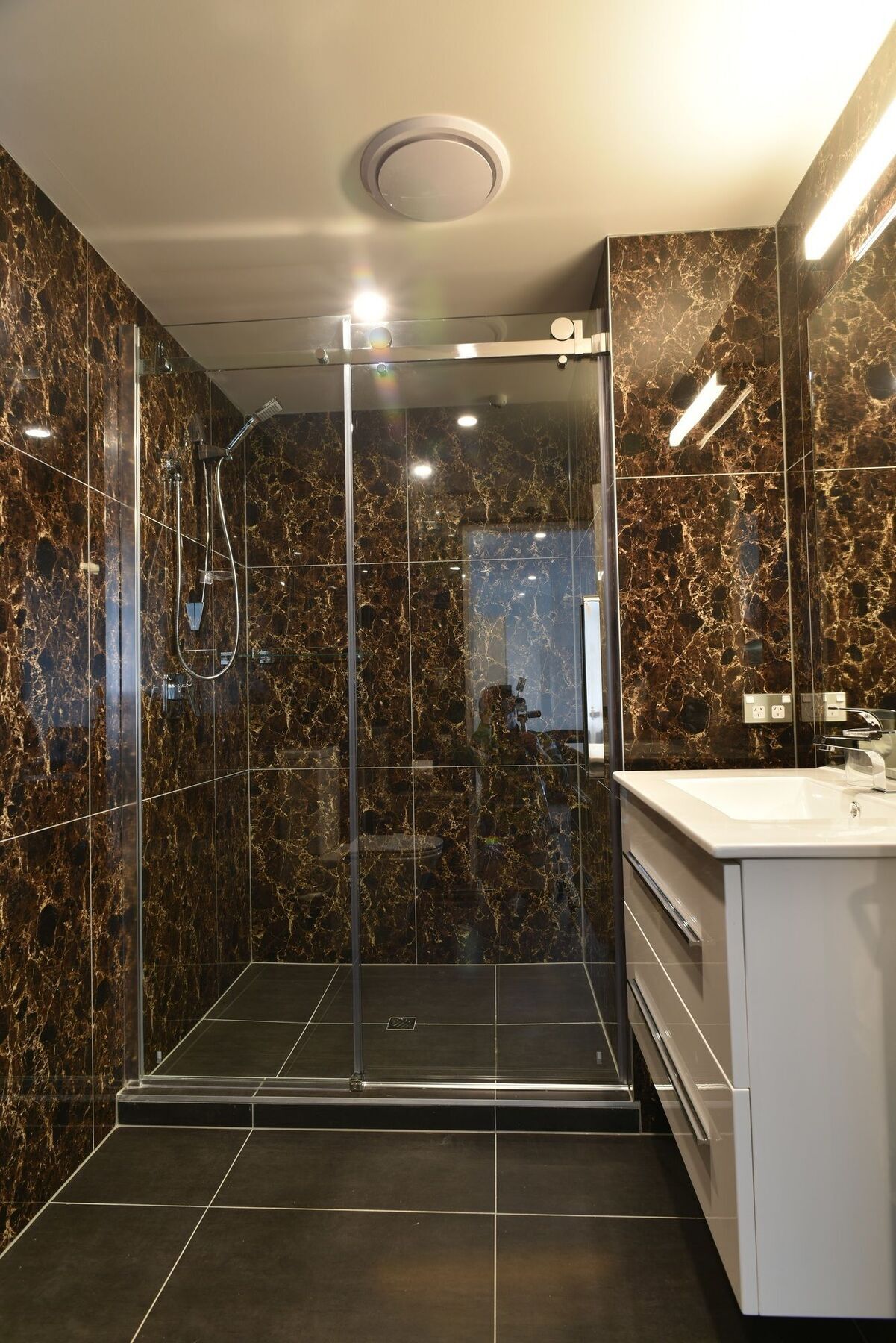Bealey Plaza Motel Christchurch Exterior foto A shower enclosure