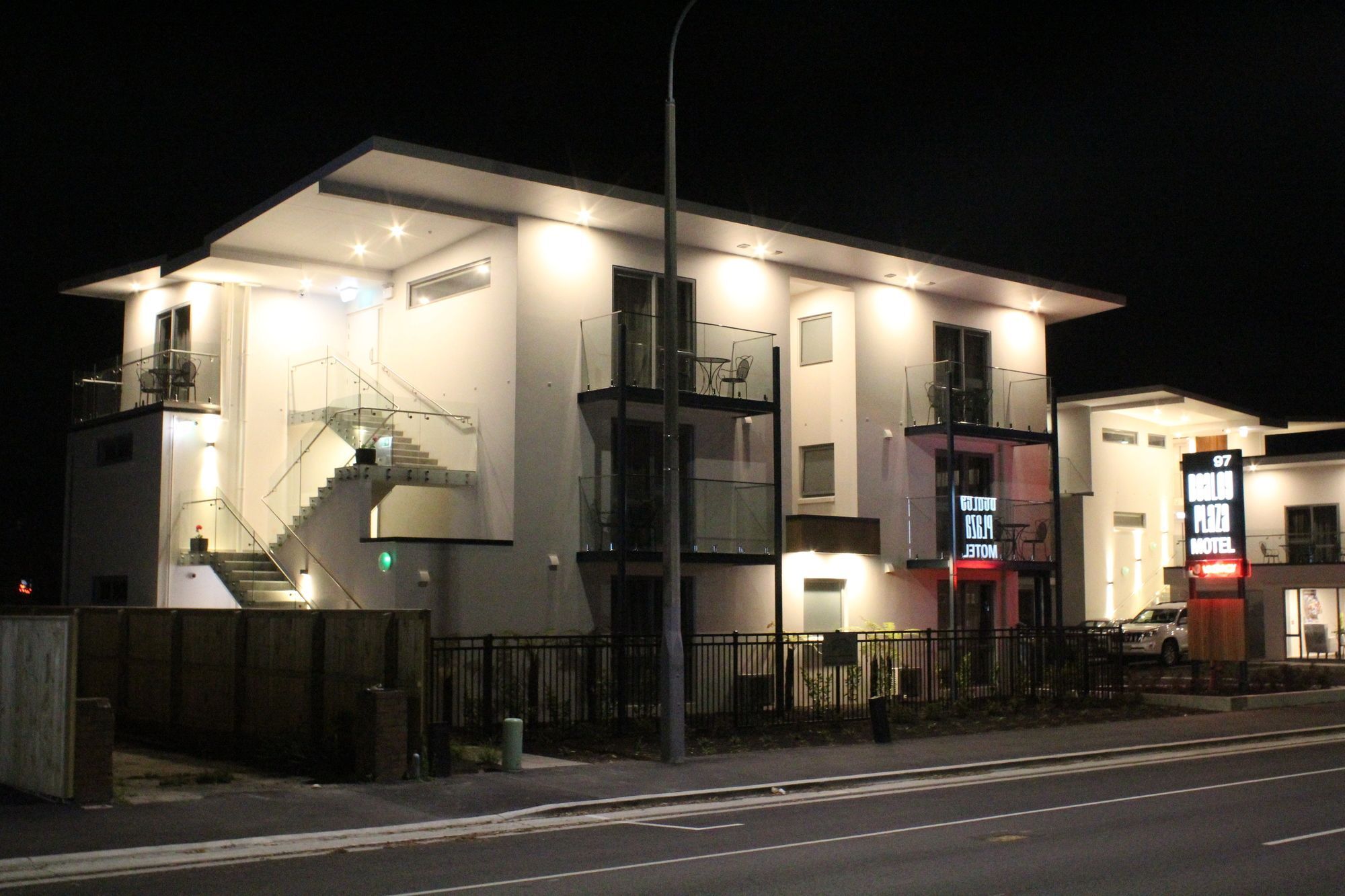 Bealey Plaza Motel Christchurch Exterior foto The station at night