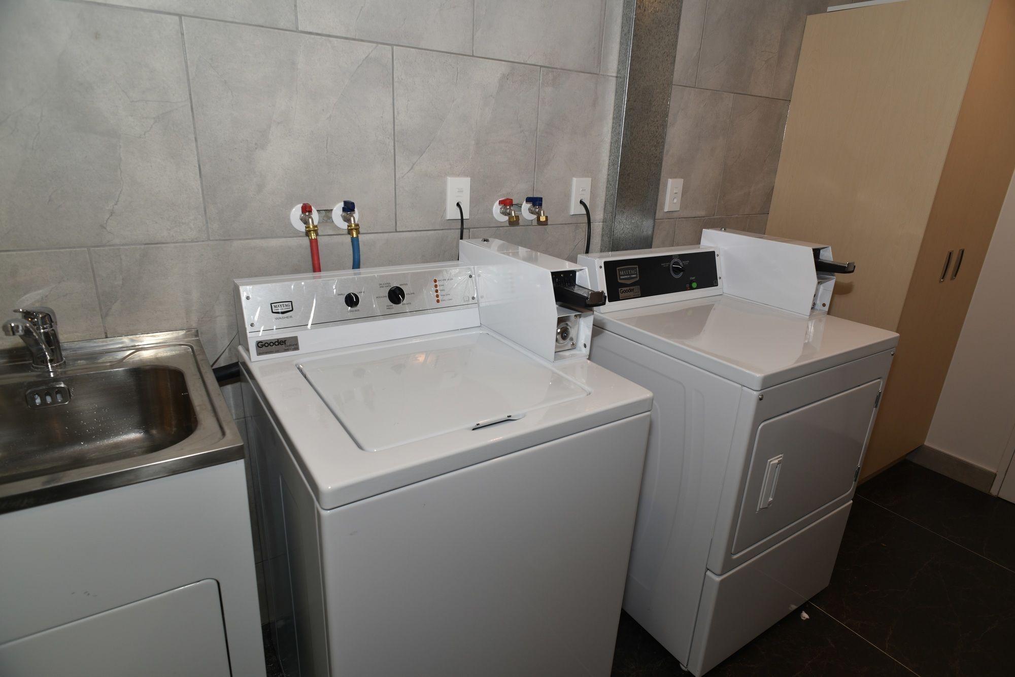 Bealey Plaza Motel Christchurch Exterior foto A washing machine and a dryer