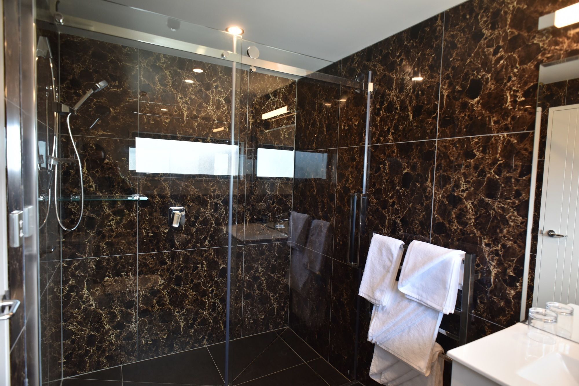 Bealey Plaza Motel Christchurch Exterior foto A shower with a sliding door